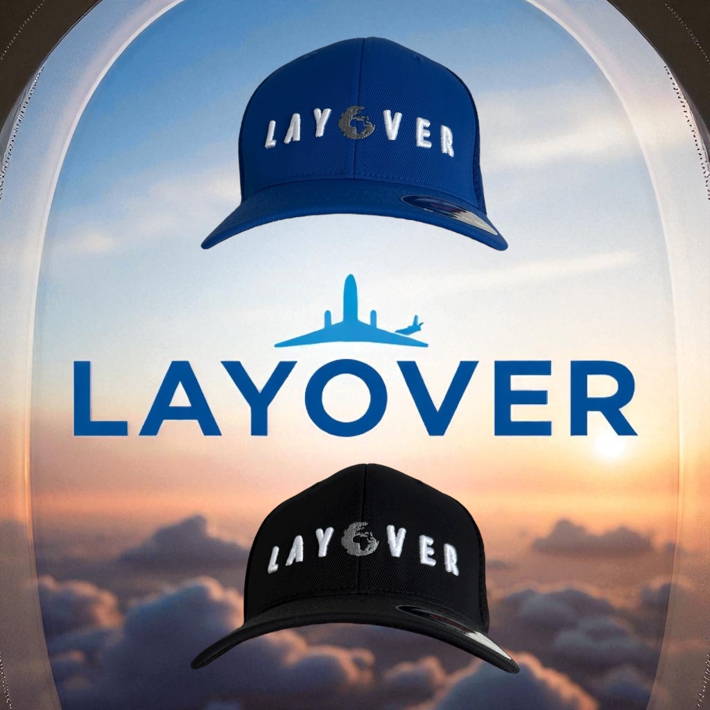 50ml Layover Gin Bottle mit blau-gelbem Farbverlauf. Ein Flugzeugfenster lässt auf den Flügel und Grönlands Gletscher blicken.